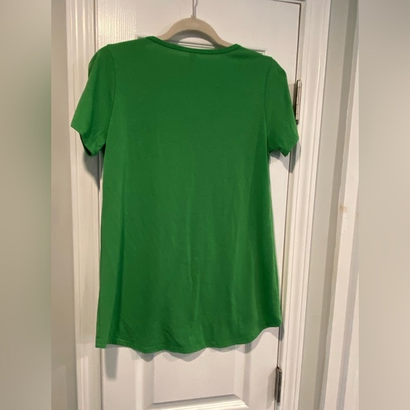 Lularoe Size XS Kelly Green Scoop Neck Round Hem Short Sleeve Tee Shirt Top - Picture 6 of 8